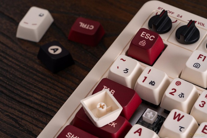 8BitDo 108 Mechanical Keyboard Fami Ed.