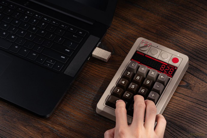 8BitDo Mechanical Numpad C64 Ed.