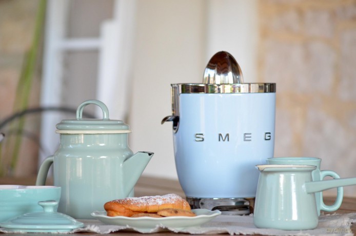 Smeg CJF11PBEU Citrus Juicer - pastel blue