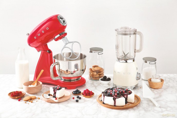 Smeg SMF03RDEU Kitchen machine - red