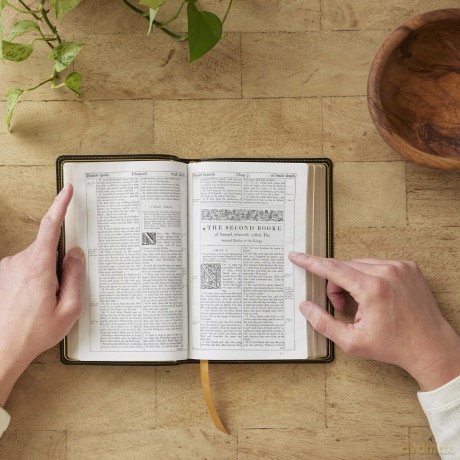 1611 KJV with Apocrypha, Black Leathersoft: Holy Bible - Thomas Nelson [KSIĄŻKA]