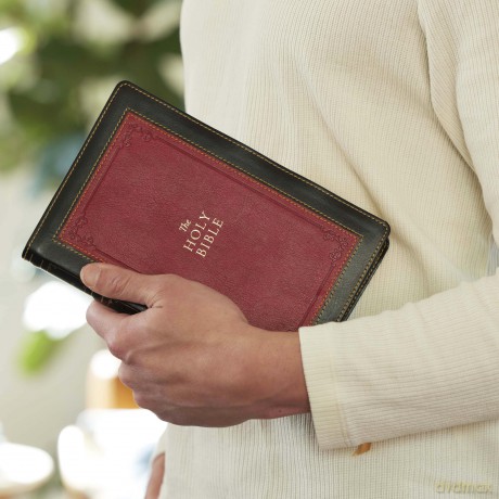 1611 KJV with Apocrypha, Black Leathersoft: Holy Bible - Thomas Nelson [KSIĄŻKA]
