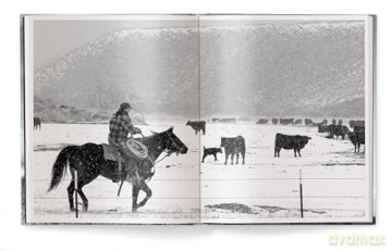 A Ranch Year: Cowboys of the West - Isabelle Arnon [KSIĄŻKA]