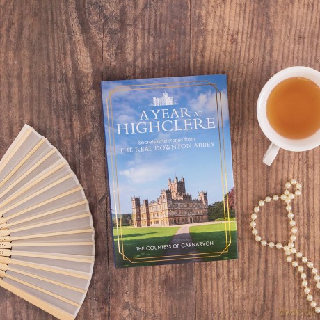 A Year At Highclere: Secrets and Stories from the Real Downton Abbey - The Countess of Carnarvon [KSIĄŻKA]