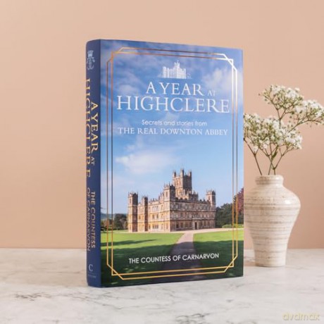 A Year At Highclere: Secrets and Stories from the Real Downton Abbey - The Countess of Carnarvon [KSIĄŻKA]