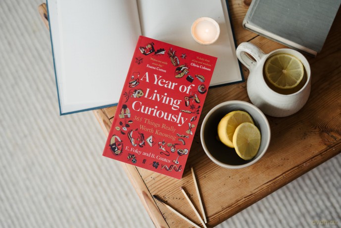 A Year of Living Curiously: 365 Things Really Worth Knowing - 'A daily dose of joy and wisdom.' Olivia Colman - Beth Coates [KSIĄŻKA]