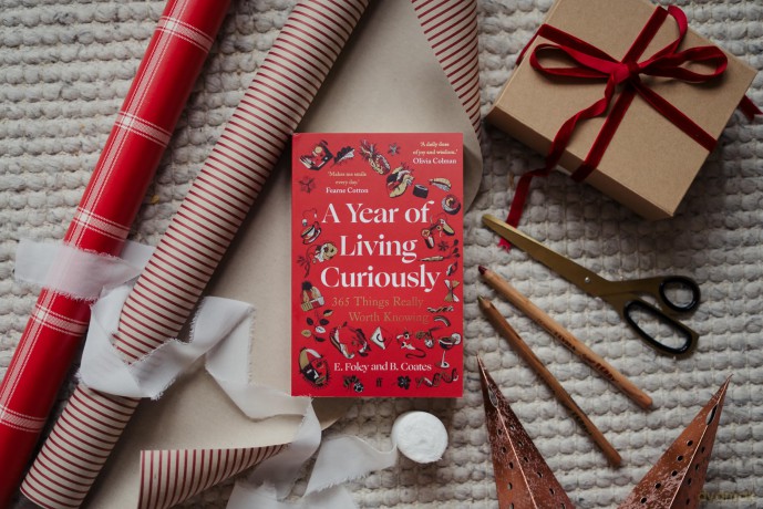 A Year of Living Curiously: 365 Things Really Worth Knowing - 'A daily dose of joy and wisdom.' Olivia Colman - Beth Coates [KSIĄŻKA]