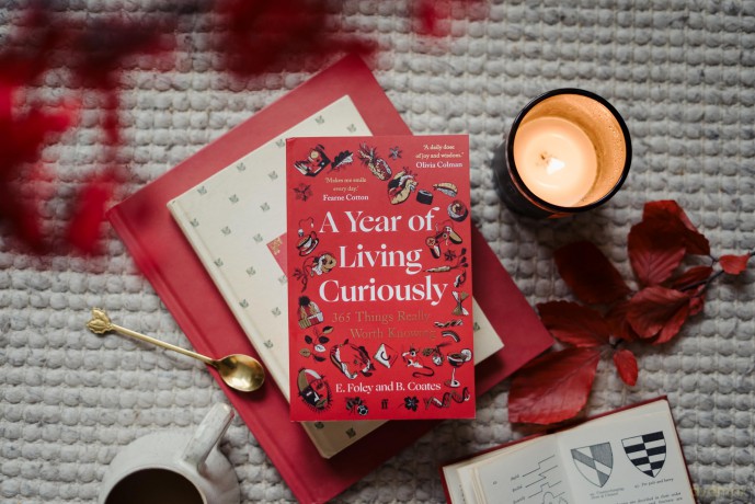 A Year of Living Curiously: 365 Things Really Worth Knowing - 'A daily dose of joy and wisdom.' Olivia Colman - Beth Coates [KSIĄŻKA]