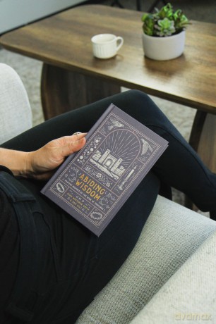 Abiding Wisdom: Prayers Inspired by the Book of Proverbs - Ryan Whitaker Smith [KSIĄŻKA]