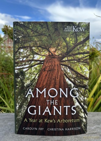 Among the Giants: A Year at Kew's Arboretum - Kew Gardens [KSIĄŻKA]