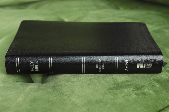 Amplified Holy Bible, Bonded Leather, Black: Captures the Full Meaning Behind the Original Greek and Hebrew - Zondervan [KSIĄŻKA]