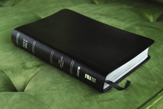 Amplified Holy Bible, Bonded Leather, Black: Captures the Full Meaning Behind the Original Greek and Hebrew - Zondervan [KSIĄŻKA]