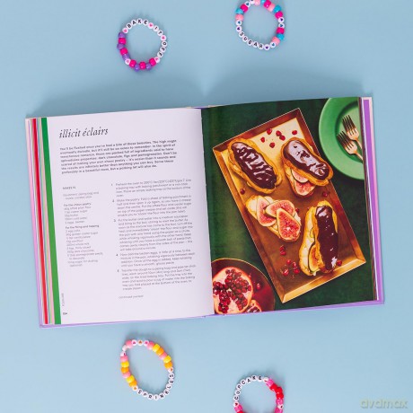 Bake it Off: The ultimate Taylor Swift baking book and Christmas gift for Swifties - Elly McCausland [KSIĄŻKA]
