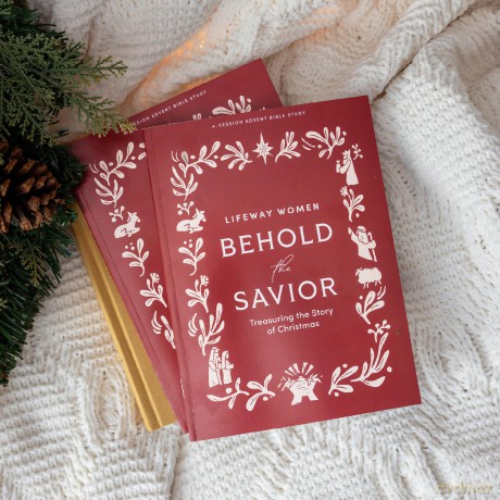 Behold the Savior Advent Bible Study Book - Lifeway Christian Resources [KSIĄŻKA]