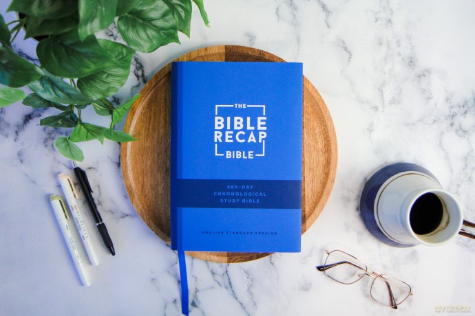 Bible Recap 365-Day Chronological Study Bible, The: English Standard Version - Tara-Leigh Cobble [KSIĄŻKA]