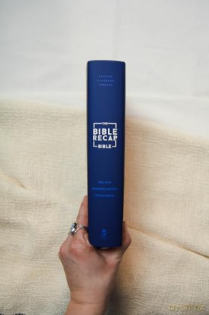 Bible Recap 365-Day Chronological Study Bible, The: English Standard Version - Tara-Leigh Cobble [KSIĄŻKA]