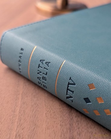 Biblia ultrafina NTV, letra grande con Filament - Tyndale House [KSIĄŻKA]