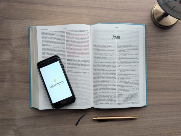 Biblia ultrafina NTV, letra grande con Filament - Tyndale House [KSIĄŻKA]