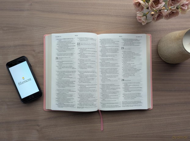 Biblia ultrafina NTV, letra grande con Filament - Tyndale House [KSIĄŻKA]