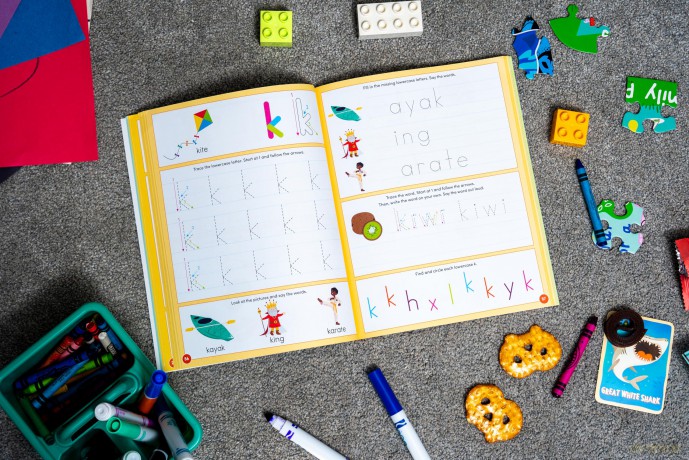 Big Handwriting Practice Workbook for Kids: Pen Control, Letter Tracing, Writing Activities, and More! - Crystal Radke [KSIĄŻKA]