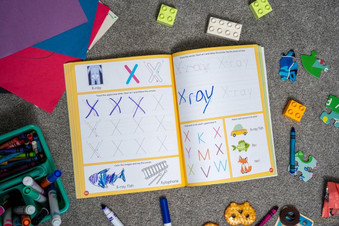 Big Handwriting Practice Workbook for Kids: Pen Control, Letter Tracing, Writing Activities, and More! - Crystal Radke [KSIĄŻKA]