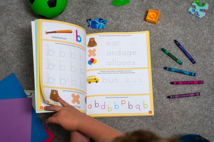 Big Handwriting Practice Workbook for Kids: Pen Control, Letter Tracing, Writing Activities, and More! - Crystal Radke [KSIĄŻKA]