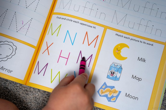 Big Handwriting Practice Workbook for Kids: Pen Control, Letter Tracing, Writing Activities, and More! - Crystal Radke [KSIĄŻKA]