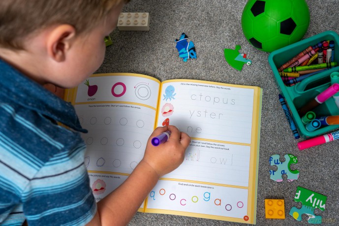 Big Handwriting Practice Workbook for Kids: Pen Control, Letter Tracing, Writing Activities, and More! - Crystal Radke [KSIĄŻKA]
