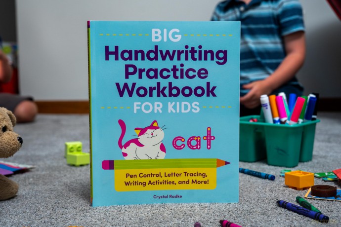Big Handwriting Practice Workbook for Kids: Pen Control, Letter Tracing, Writing Activities, and More! - Crystal Radke [KSIĄŻKA]