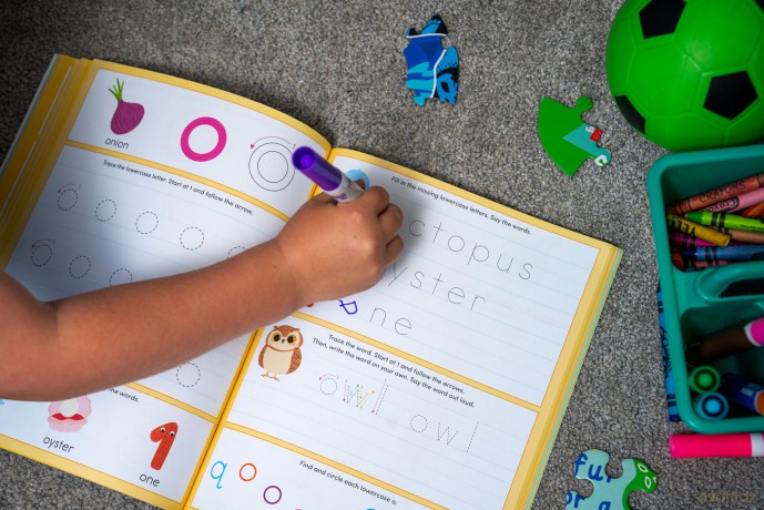 Big Handwriting Practice Workbook for Kids: Pen Control, Letter Tracing, Writing Activities, and More! - Crystal Radke [KSIĄŻKA]