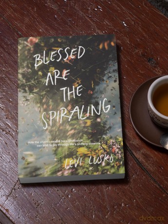 Blessed Are the Spiraling: How the Chaotic Search for Significance Can Lead to Joy Through Life's Shifting Seasons - Levi Lusko [KSIĄŻKA]