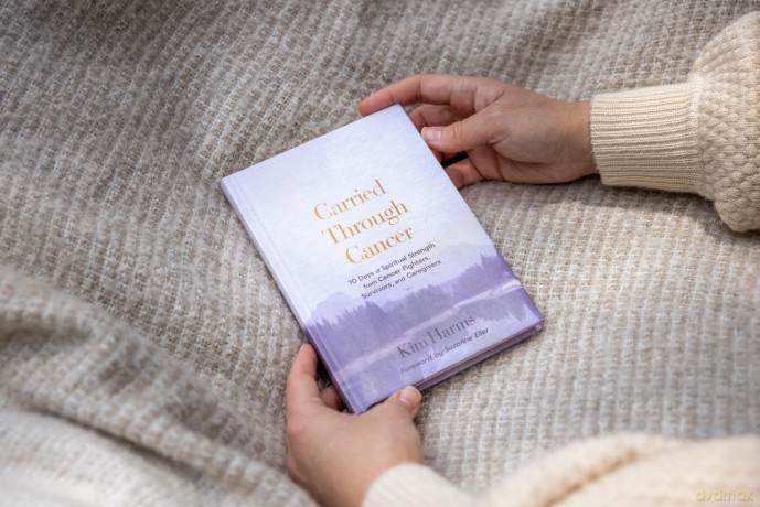 Carried Through Cancer: 70 Days of Spiritual Strength from Cancer Fighters, Survivors, and Caregivers - Kim Harms [KSIĄŻKA]