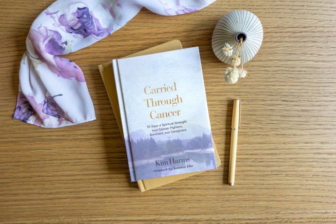 Carried Through Cancer: 70 Days of Spiritual Strength from Cancer Fighters, Survivors, and Caregivers - Kim Harms [KSIĄŻKA]