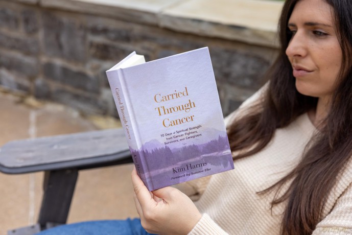 Carried Through Cancer: 70 Days of Spiritual Strength from Cancer Fighters, Survivors, and Caregivers - Kim Harms [KSIĄŻKA]