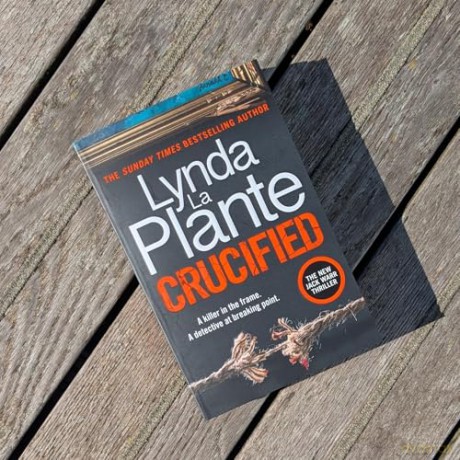 Crucified: The brand new 2025 Detective Jack Warr crime thriller - Lynda La Plante [KSIĄŻKA]