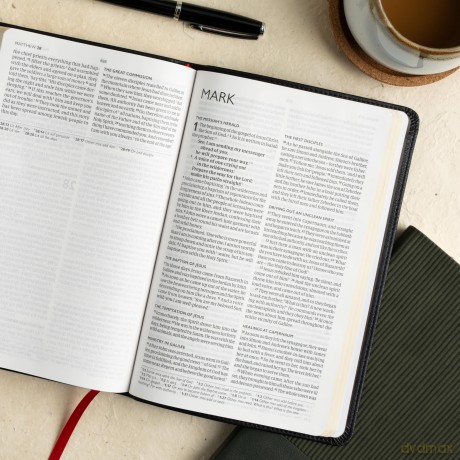 CSB Thinline Bible, Anglicised Edition, Black LeatherTouch - CSB Bibles by Holman [KSIĄŻKA]