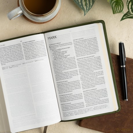 CSB Thinline Bible, Anglicised Edition, Olive LeatherTouch - CSB Bibles by Holman [KSIĄŻKA]