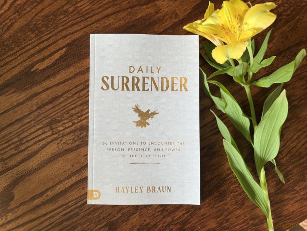 Daily Surrender: 60 Invitations to Encounter the Person, Presence, and Power of the Holy Spirit - Hayley Braun [KSIĄŻKA]
