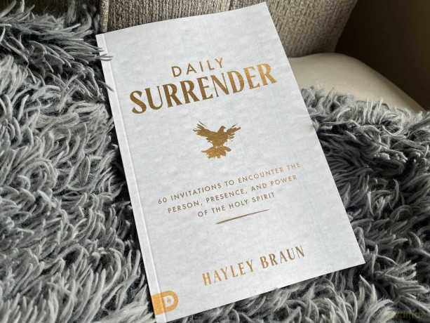 Daily Surrender: 60 Invitations to Encounter the Person, Presence, and Power of the Holy Spirit - Hayley Braun [KSIĄŻKA]