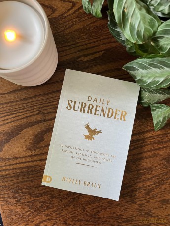 Daily Surrender: 60 Invitations to Encounter the Person, Presence, and Power of the Holy Spirit - Hayley Braun [KSIĄŻKA]