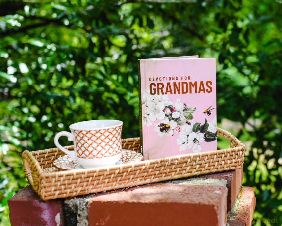 Devotions for Grandmas: A 40-Day Bible Devotional to Encourage and Inspire Grandmothers - The Perfect Christian Gifts for Women - Zondervan [KSIĄŻKA]