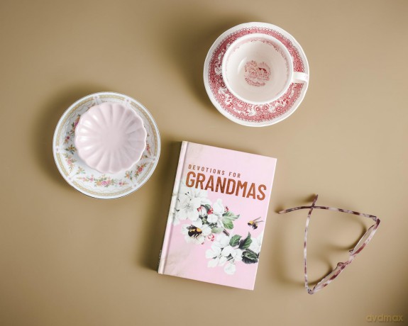 Devotions for Grandmas: A 40-Day Bible Devotional to Encourage and Inspire Grandmothers - The Perfect Christian Gifts for Women - Zondervan [KSIĄŻKA]