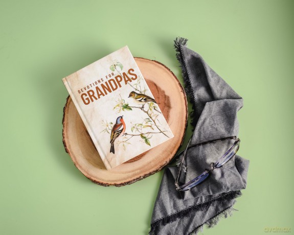 Devotions for Grandpas: A 40-Day Bible Devotional to Encourage and Inspire Grandfathers - The Perfect Christian Gifts for Men - Zondervan [KSIĄŻKA]