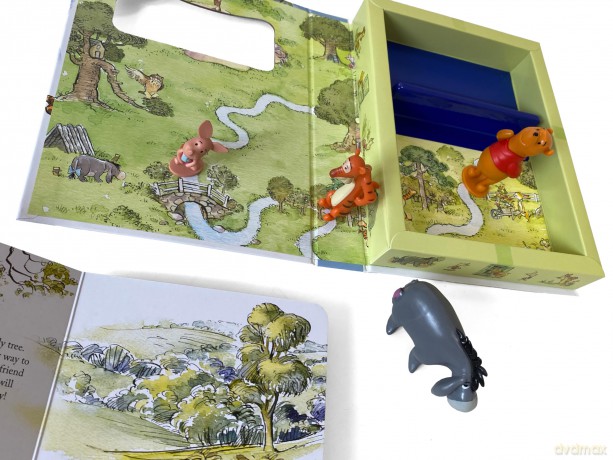 Disney Winnie the Pooh Tattle Tales - Activity Books for kids, 12-page storybook, 4 figurines [KSIĄŻKA]