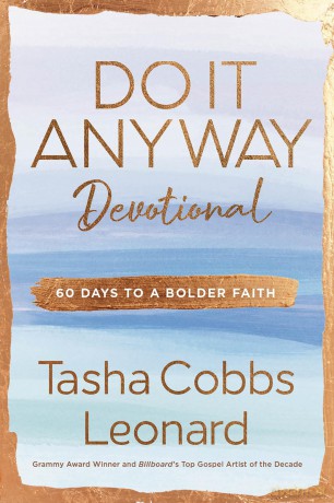 Do It Anyway Devotional: 60 Days to a Bolder Faith - Tasha Cobbs Leonard [KSIĄŻKA]