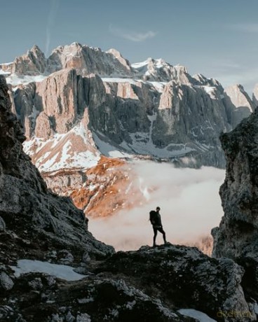 Escape: Discovering the Dolomites: A Visual Journey and Adventures - Guerel Sahin [KSIĄŻKA]