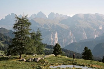 Escape: Discovering the Dolomites: A Visual Journey and Adventures - Guerel Sahin [KSIĄŻKA]