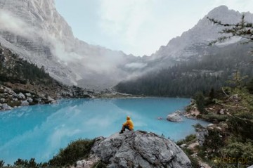 Escape: Discovering the Dolomites: A Visual Journey and Adventures - Guerel Sahin [KSIĄŻKA]