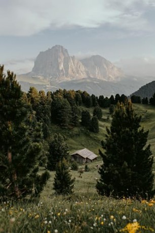 Escape: Discovering the Dolomites: A Visual Journey and Adventures - Guerel Sahin [KSIĄŻKA]