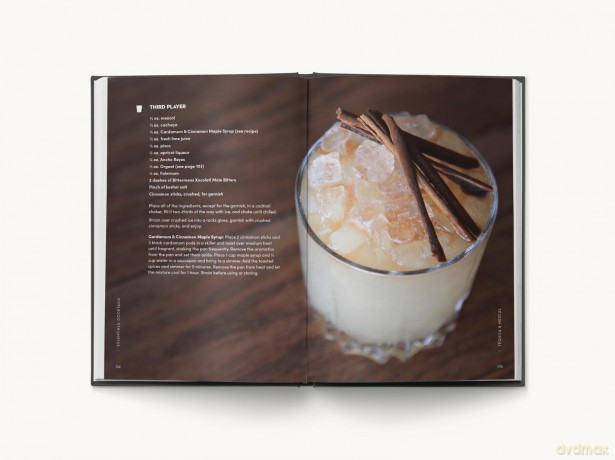 ESSENTIALS: Cocktails: Over 500 Classic Recipes - Editors of Cider Mill Press [KSIĄŻKA]